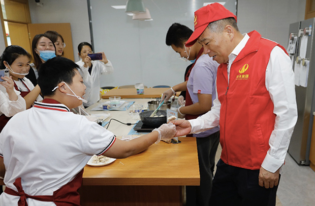 大手牽小手，一起制作雪花酥 ——樓董事長帶領(lǐng)中天志愿者走進(jìn)杭州市艮山路學(xué)?！懊灼淞帧睆N房