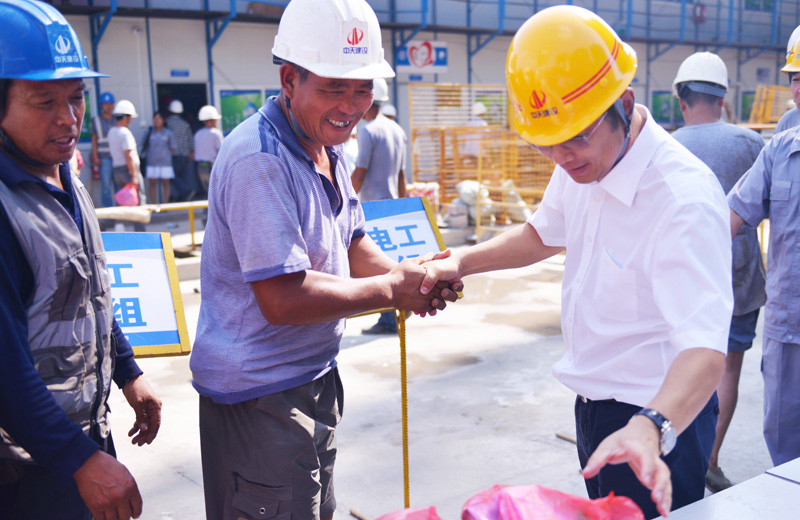 2019年7月24日，中天北京集團慰問現(xiàn)場一線工人。