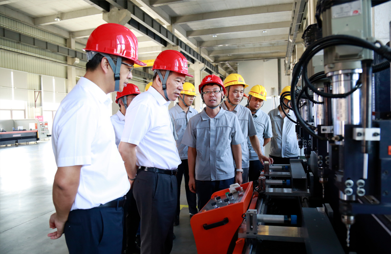 2019年8月5日，中天控股集團(tuán)董事長(zhǎng)樓永良帶領(lǐng)產(chǎn)業(yè)發(fā)展部副總經(jīng)理呂劍、技術(shù)發(fā)展部總經(jīng)理助理龔旭峰來(lái)到武漢檢查走訪中天六建，建設(shè)集團(tuán)總裁兼中天六建總經(jīng)理吳海濤陪同。