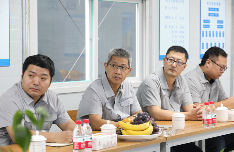 2019年8月12-13日，中天建設(shè)集團(tuán)總裁吳海濤帶領(lǐng)集團(tuán)財(cái)務(wù)風(fēng)控部副總經(jīng)理陳劍、市場(chǎng)企管部總經(jīng)理助理李紅燕等一行來(lái)到沈陽(yáng)檢查走訪中天東北公司，并對(duì)直營(yíng)項(xiàng)目管理進(jìn)行巡查。