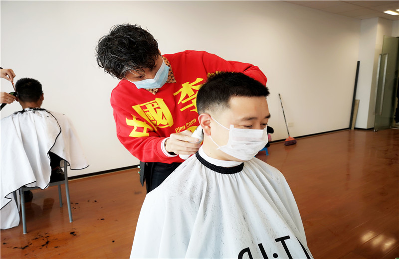 2020年2月21日，由于受疫情影響中天八建特與專業(yè)造型公司聯(lián)系，出資聘請三名優(yōu)秀的“Tony”老師上門為員工免費(fèi)理發(fā)，暖心之舉得到了員工的贊譽(yù)。