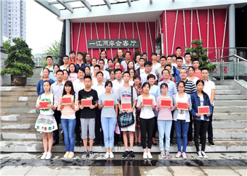 8年，800多名學(xué)生，800多個(gè)夢想，中天陜西助學(xué)圓你求學(xué)夢！