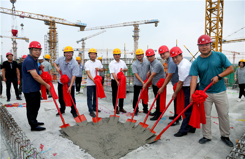 8月17日，中天北京集團(tuán)中海首鋼園金裕雅苑項(xiàng)目舉行封頂儀式。
