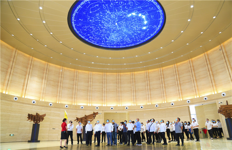 2020中秋來臨之際，中天六建機(jī)關(guān)150余名員工參觀學(xué)習(xí)中國建筑科技館，共同探索建筑之美。