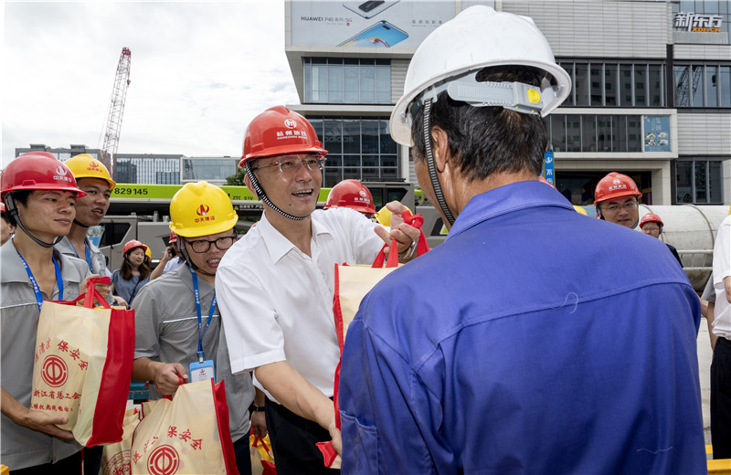 2020年8月6日，浙江省人大常委會(huì)副主任、省總工會(huì)主席史濟(jì)錫，省總工會(huì)黨組書記、副主席張才方一行到中天城軌杭州地鐵SG10-6標(biāo)文三路站高溫慰問。