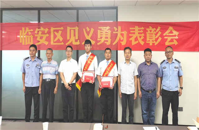 新華網(wǎng)報道，縱身一躍的中天人帥呆了！