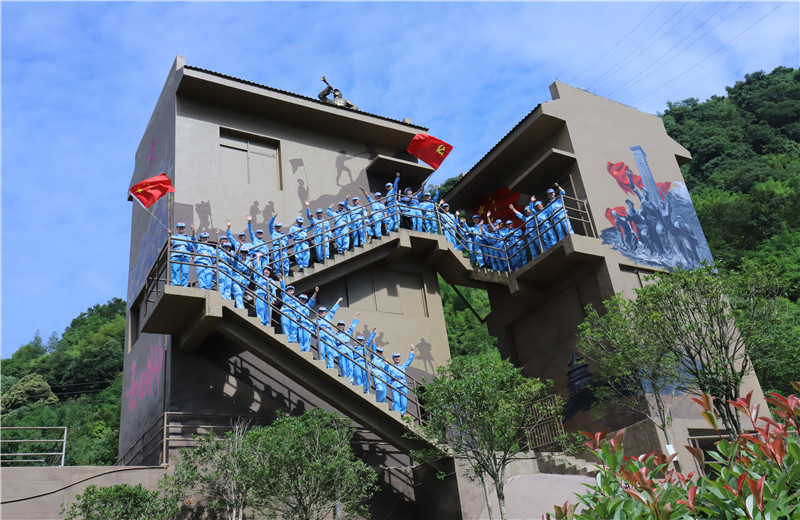 2021年6月19日至20日，西南公司黨支部組織全體黨員、預備黨員、流動黨員36人到夾金山舉行“發(fā)揚紅軍精神 營造中天風氣”活動，重走長征路。