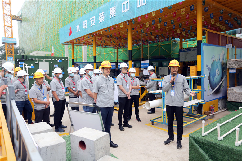 2021年9月29日，中天九建承辦的以“深入實(shí)施質(zhì)量提升行動(dòng) 大力推進(jìn)質(zhì)量強(qiáng)國建設(shè)”為主題的鄭州市2021年質(zhì)量月工程質(zhì)量提升推進(jìn)現(xiàn)場(chǎng)會(huì)在建業(yè)梅苑項(xiàng)目召開。