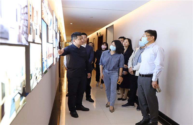 5月17日，杭州市上城區(qū)區(qū)委常委黃利文一行到中天精誠裝飾走訪調(diào)研，并聽取了中天精誠裝飾總經(jīng)理斯杭東關(guān)于業(yè)務(wù)承接、疫情防控等方面的匯報。