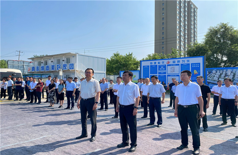 2022年7月24日，青島市委常委、膠州市委書記張新竹一行蒞臨中天建設(shè)集團(tuán)膠東分公司綠城鳳起潮鳴A區(qū)項目工地，對項目現(xiàn)場進(jìn)行實(shí)地觀摩。