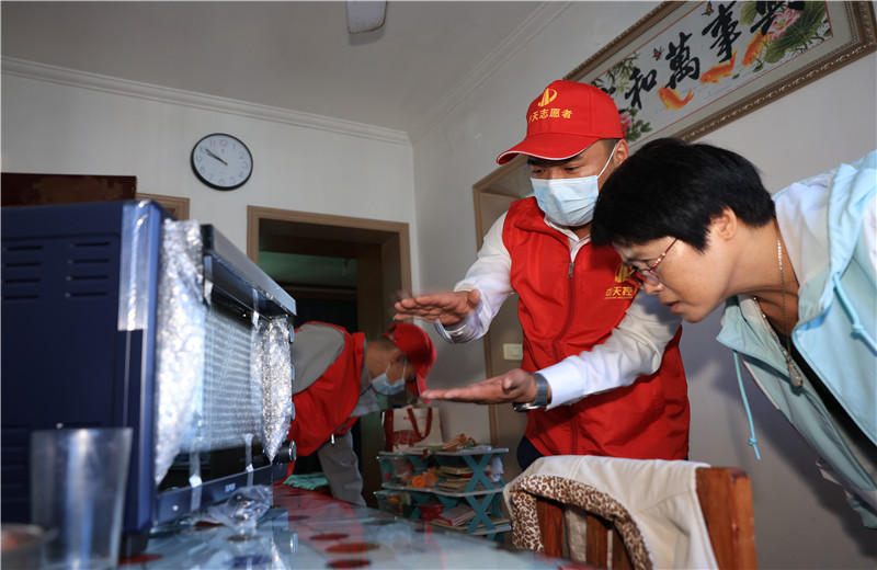 2022年11月1日，中天二建嘉興分公司志愿者帶上大米、食用油及他們的“微心愿”微波爐、電烤箱、空氣炸鍋、電磁爐等來到菱香坊、煙雨苑、江南新家園等小區(qū)慰問因工致殘的困難居民。