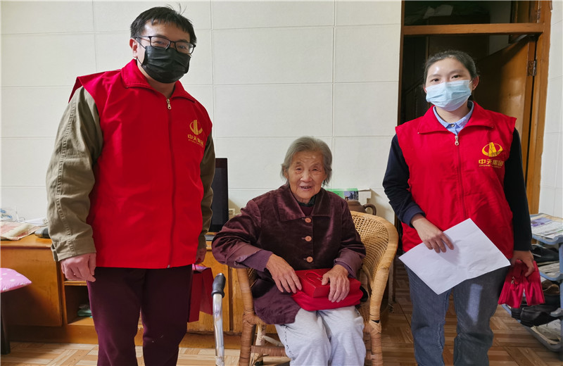 2022年10月，中天精誠裝飾組織志愿者開展“健康敲門”活動。