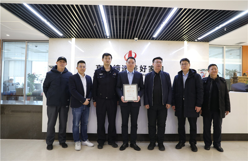 2023年1月11日，天津市南開區(qū)工商聯(lián)、區(qū)團委主要領導到天津公司走訪調研，向公司頒發(fā)“天津市民營企業(yè)銷售收入一百強”獎牌。