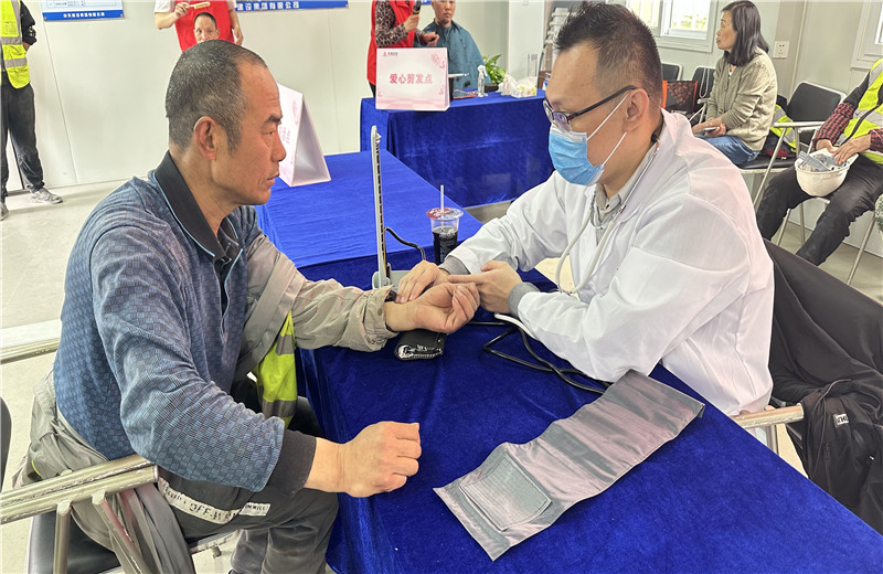 五一前夕，天津公司組織開展為項目一線職工提供愛心剪發(fā)、愛心義診、愛心贈飲、愛心咨詢、愛心加餐服務，給工友們送去了勞動節(jié)的問候。