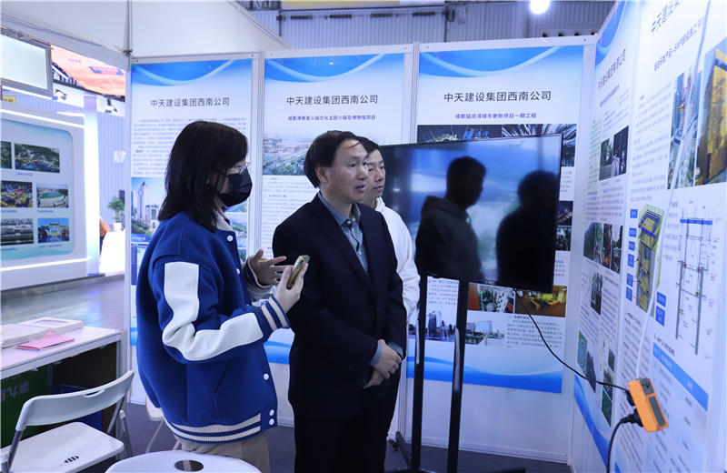 2023年11月16日至18日第三屆川渝住房城鄉(xiāng)建設(shè)博覽會在成都召開，西南公司攜集團(tuán)SWP自主研發(fā)鋼平臺提升技術(shù)、鋼結(jié)構(gòu)棧道全過程關(guān)鍵建造技術(shù)參加會議。