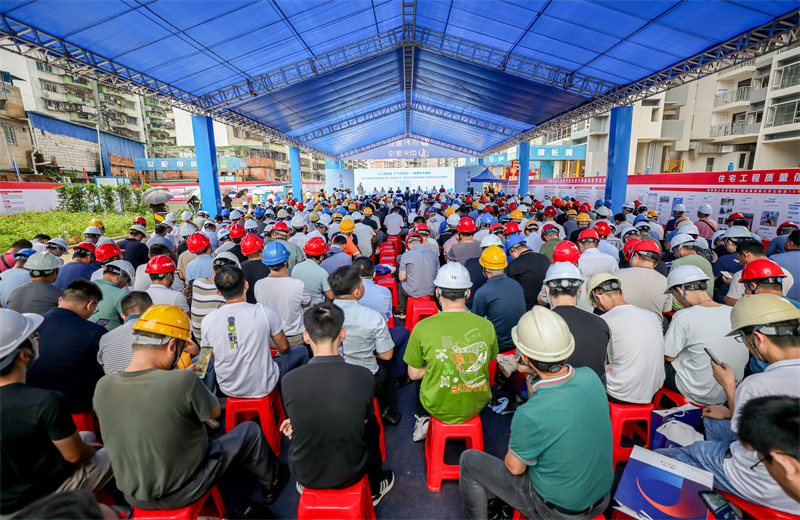 2024年6月15日，2024 年南寧市房屋市政工“安全生產(chǎn)月”啟動儀式、應急演練暨現(xiàn)場安全標準化觀摩會在中天八建南寧保利錦上項目成功舉行。