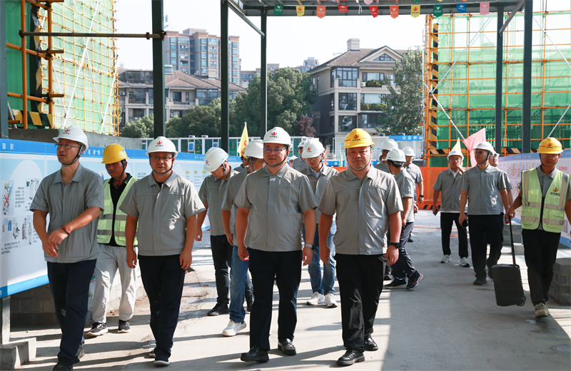 為推進(jìn)越秀地產(chǎn)客戶項目高質(zhì)量履約，達(dá)成“以客戶滿意度為導(dǎo)向，強化過程監(jiān)管，夯實工程品質(zhì)”的管理目標(biāo)，2024年8月23日，中天建設(shè)集團在合肥組織召開2024年越秀地產(chǎn)客戶履約推進(jìn)會。