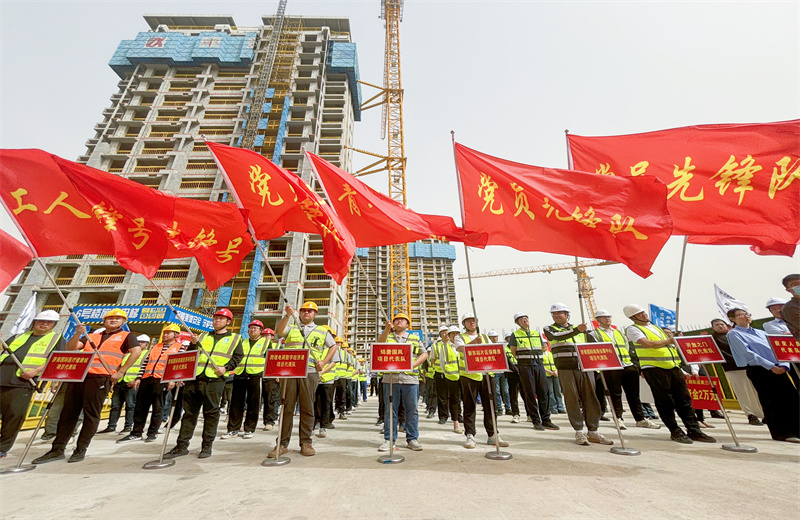 2025年4月17日，濟(jì)南市歷城區(qū)2025年重點(diǎn)工程勞動競賽暨“三查三防”安全生產(chǎn)競賽啟動儀式在天津公司唐冶B02地塊錦唐國風(fēng)項(xiàng)目順利舉行。