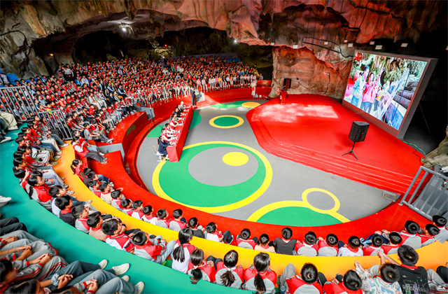 中天·覃排小學(xué)溶洞禮堂啟用儀式暨第十二屆“愛心媽媽”公益助學(xué)活動圓滿舉行