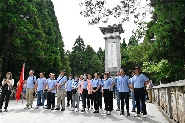 16275360214294864ocm.jpg 黃洋界紀念碑下朗誦毛澤東《西江月井岡山》.jpg