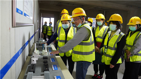 1658213246699396sDFf.jpg 6.支部紀(jì)檢委員陸建飛帶領(lǐng)大家走進(jìn)中天八建直營(yíng)項(xiàng)目昆明中海匯德里花園_副本.jpg