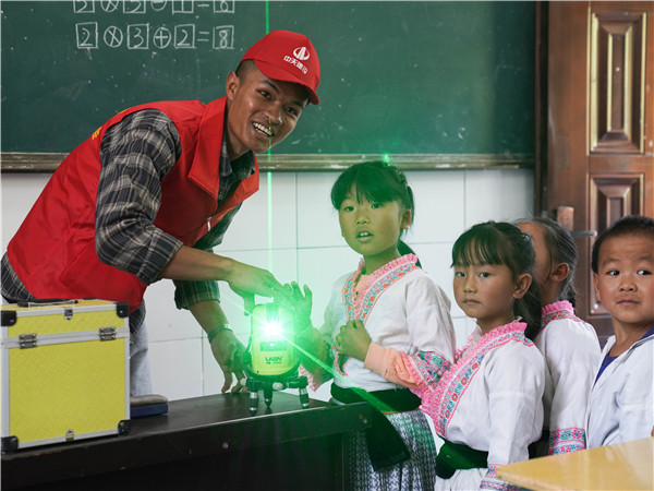 課堂上，八建志愿者為小朋友們展示建筑施工中的激光掃描儀器（1）_副本.jpg