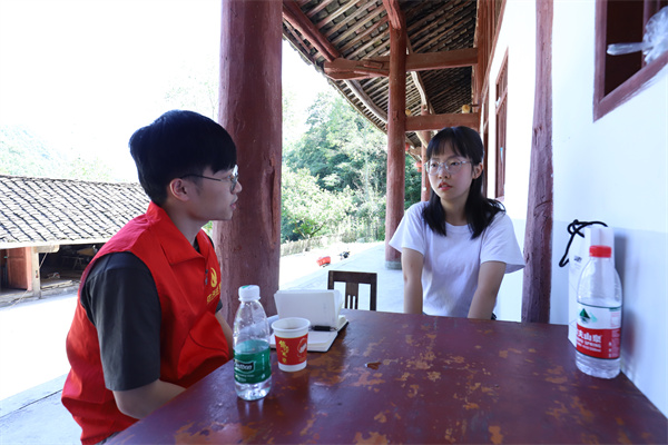 1717654061235308pYhP.jpg 中天志愿者與受助學(xué)生譚曉艷進(jìn)行交流_副本.jpg